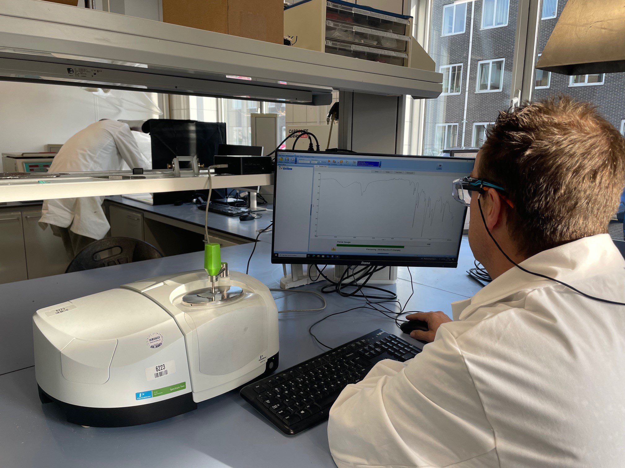 Het laboratorium kan geavanceerde analysetechnieken inzetten voor meer inzicht in de kwaliteit van een coating of verfsysteem.
