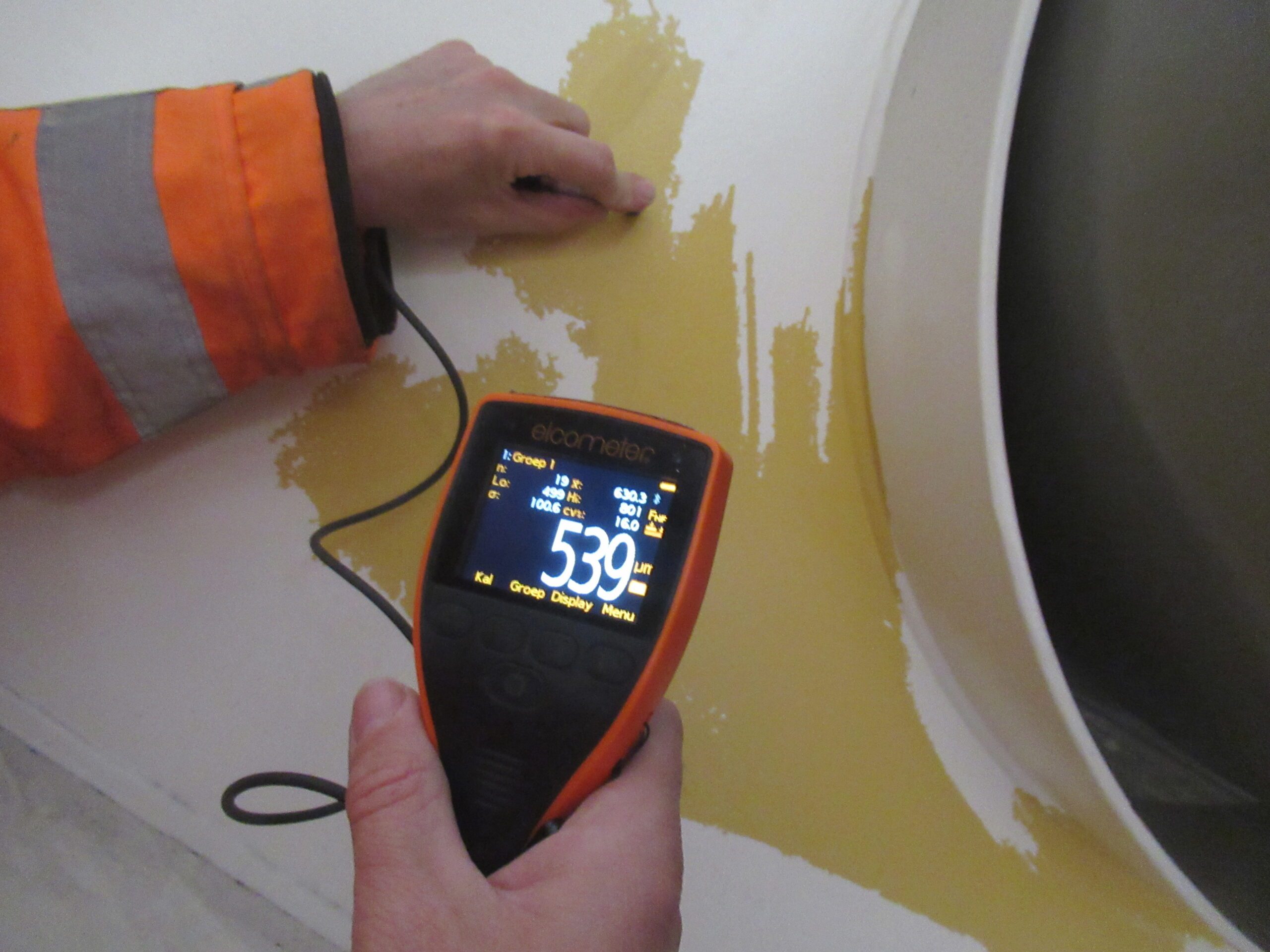 Grondige inspectie van de coating met moderne ultrasone meetapparatuur voor goed beeld van de huidige staat van het coatingsysteem.